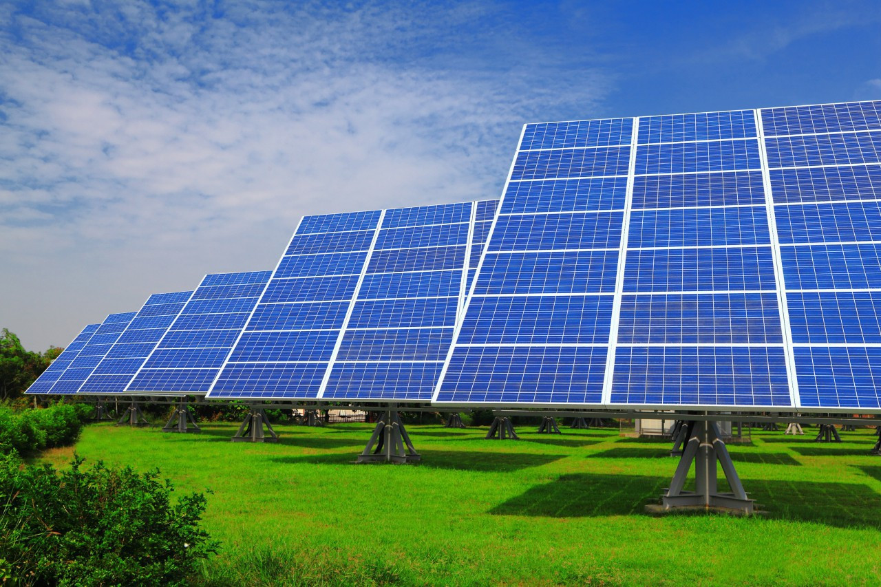 Schematic diagram of a hybrid solar inverter system in a Pakistani home