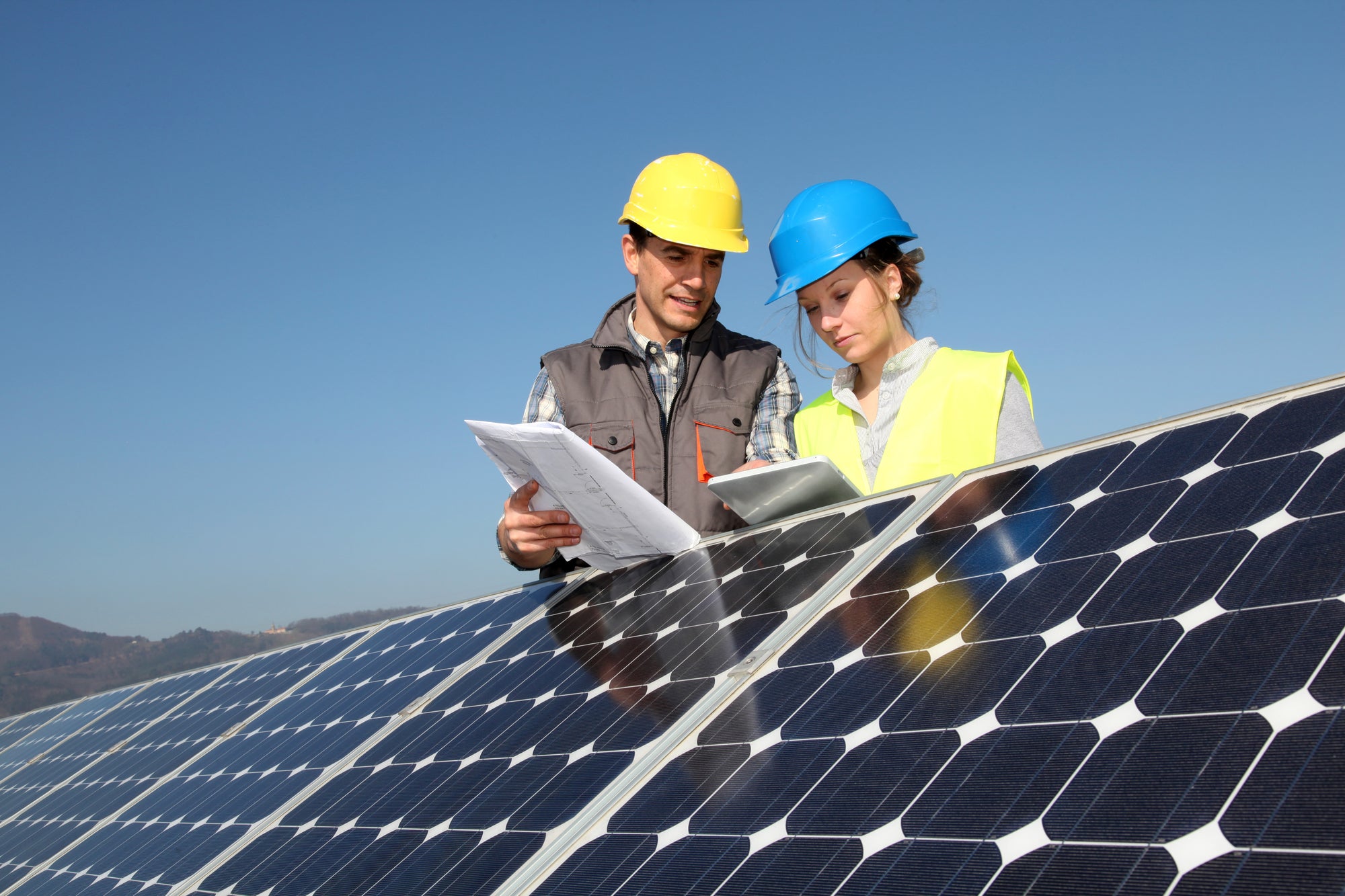Features of a lithium ion solar battery showing efficient solar power storage and portable energy solutions