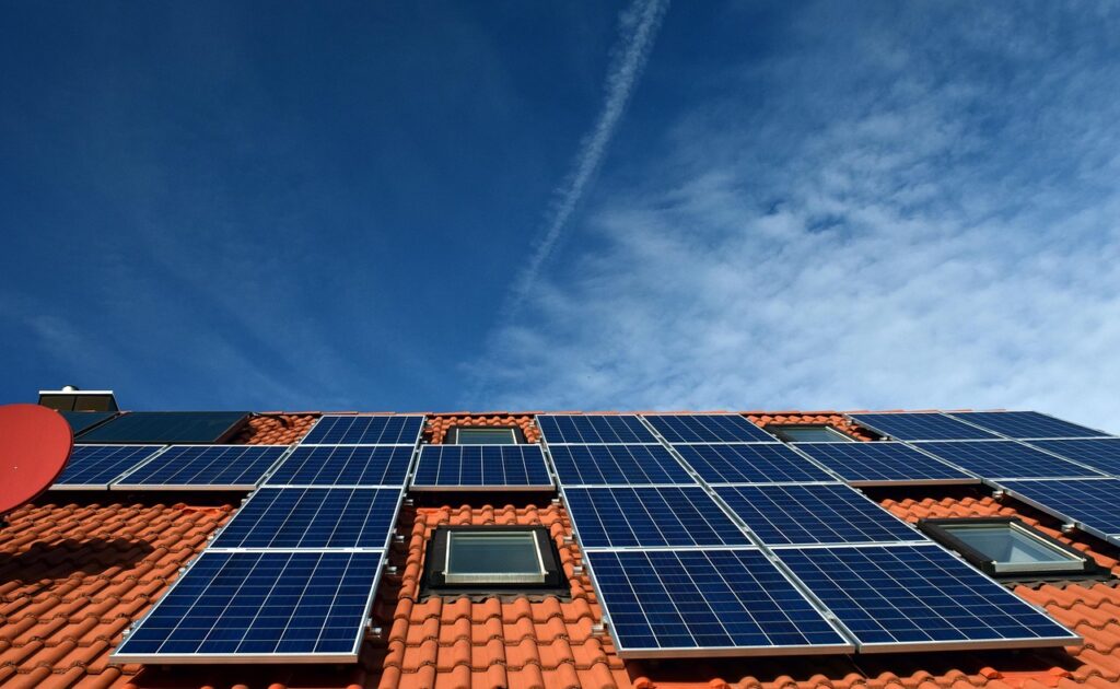 Solar panel price Rawalpindi – rooftop solar panels under clear sky