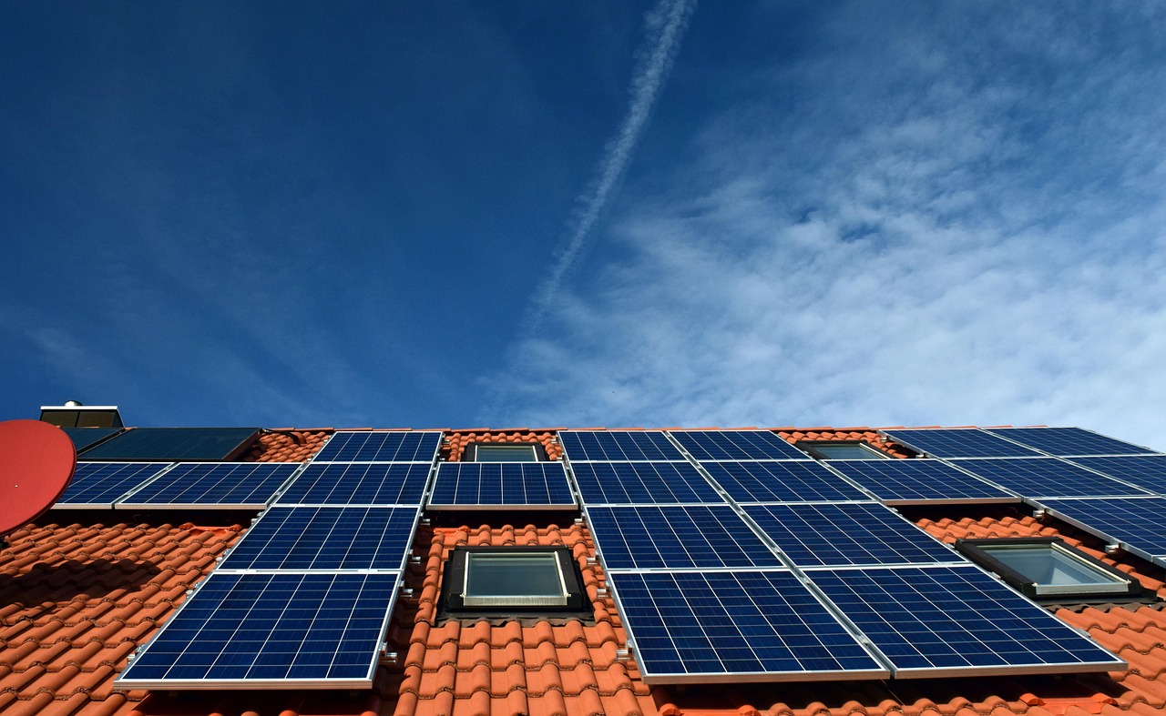 Solar panel price Rawalpindi – rooftop solar panels under clear sky