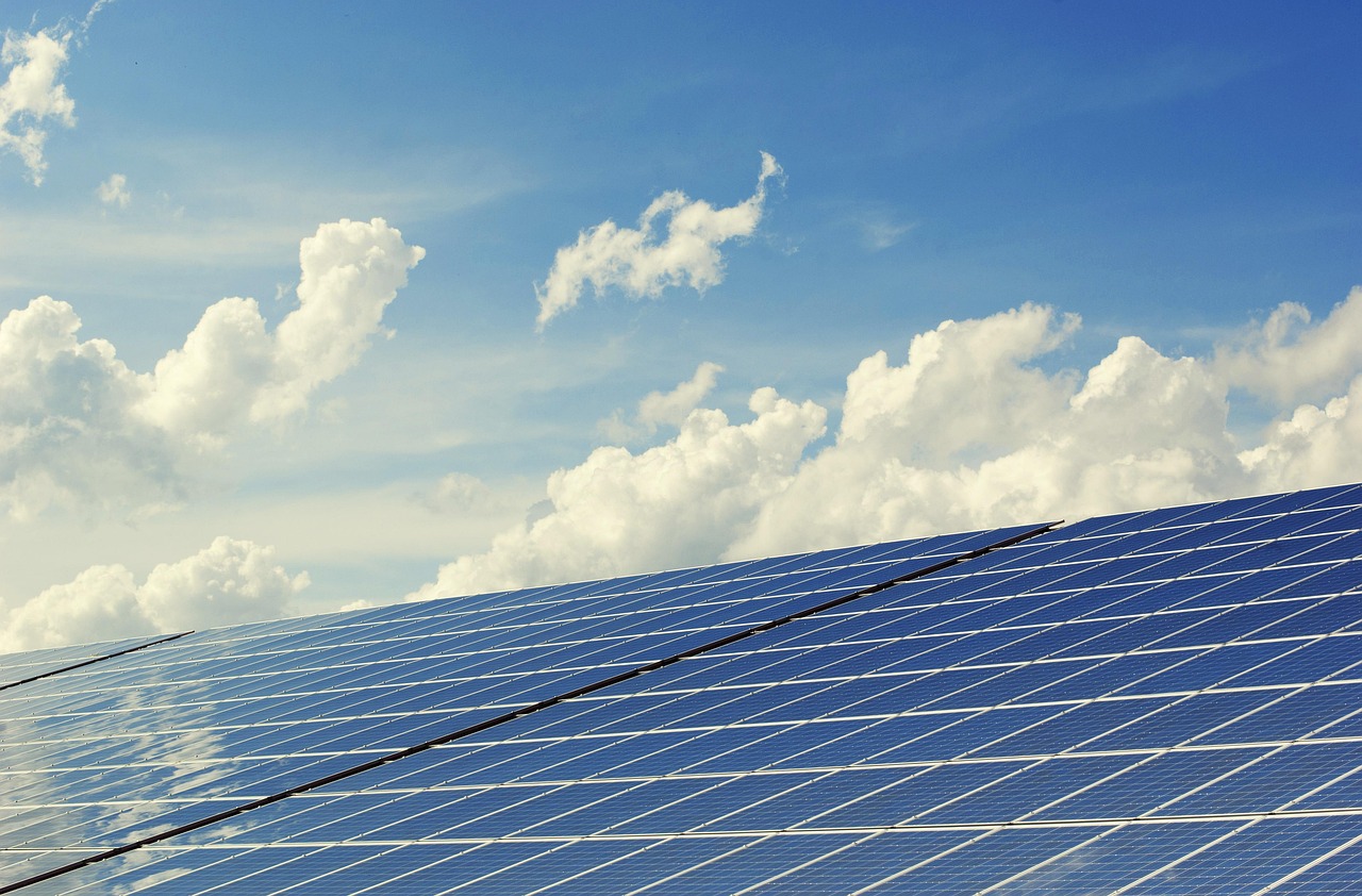 Top solar inverters in Pakistan for 2025 displayed with features